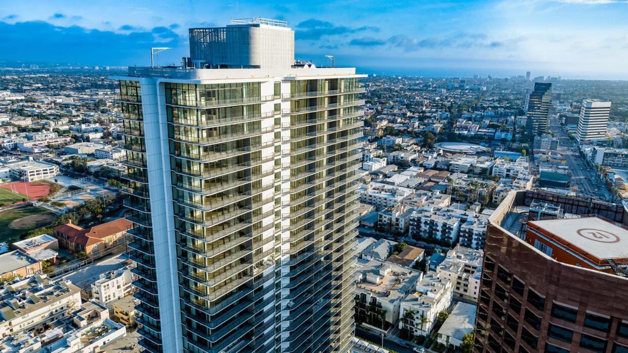 Luxury Penthouse With Stunning Views *